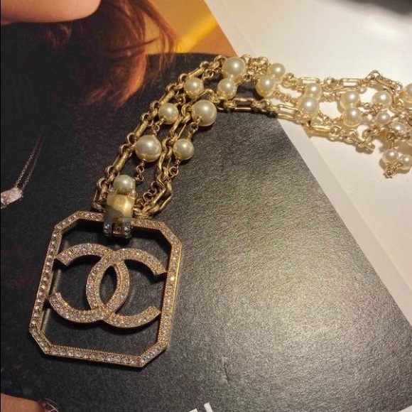 💓Sold💓Chanel medallion necklace with Pearl chain - Picture 3 of 7